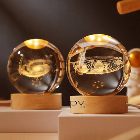 Lampa LED Decorativa,  cu Bila de Cristal cu Diametru 6cm, Model Sistemul Solar 3D, Alimentare USB, Suport din Lemn, Lumina Alb Cald