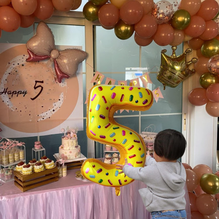 Balon din Folie Metalizata Cyrax, Figurina Cifra, Imprimeu Gogosi, Tema Aniversare 100 cm, Ambalaj Individual, Pai inclus, Umflare cu Aer sau Heliu, Multicolor, Cifra 5