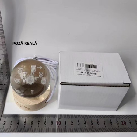 Lampa LED Decorativa,  cu Bila de Cristal cu Diametru 6cm, Model Astronaut in Galaxie 3D, Alimentare USB, Suport din Lemn, Lumina Alb Cald