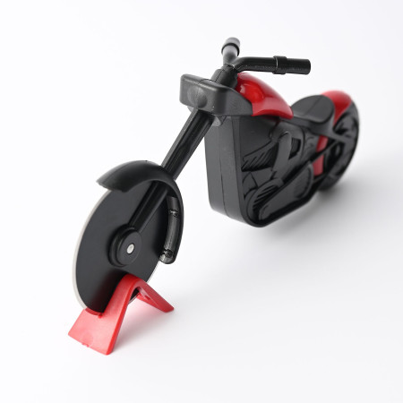 Cutit pizza creativ Cyrax, in forma de motocicleta, cu suport pentru cutit, 21.5 x 9.5 cm, otel/PP, negru