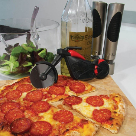 Cutit pizza creativ Cyrax, in forma de motocicleta, cu suport pentru cutit, 21.5 x 9.5 cm, otel/PP, negru