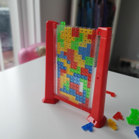 Joc de inteligenta Tetris puzzle tangram Cyrax, 70 de piese multicolore, 3D, montessori, interactiv, din plastic, zar inclus, sac depozitare piese, varsta peste 6 ani, 23 x 19.8 x 5 cm, cadru rosu