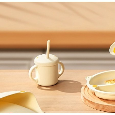 Set 2 Piese Hranire Bebelusi si Copii, Cyrax, Cana cu Capac si Pai, din Silicon, fara BPA, de la 12 Luni, Model Pisicuta, 12 x 9.5 x 11 cm, Bej