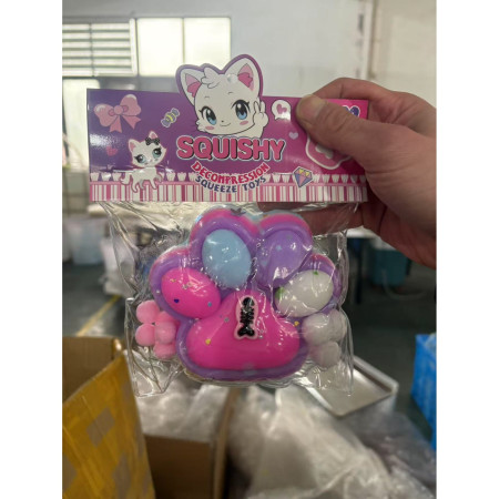 Jucarie Antistres Squishy, Cyrax, cu Revenire Lenta, Model Labuta de Pisica, cu Pestisor, 220g, 12.5 x 10.5 cm Squeeze Pinch Family, Ambalaj Transparent, Roz-Multicolor