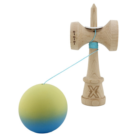 Kendama X Originala, Profesionala, Cyrax, Cupe Mari KING SIZE V3, Rubber Grip, Gaura in Baza, Rulment Metalic, din lemn 18 cm, Ata 62/65 cm, Gradient Galben/Albastru deschis