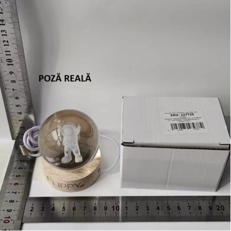 Lampa LED Decorativa,  cu Bila de Cristal cu Diametru 6cm, Model Astronaut 3D, Alimentare USB, Suport din Lemn, Lumina Alb Cald