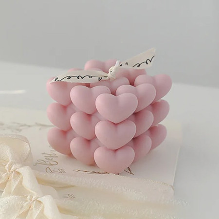 Lumanare Parfumata Decorativa,  Model Abstract Cub din Inimioare, Lumanare pentru Diferite Ocazii, 6 x 5.5 cm, Aroma de Oregano si Narcise, Roz