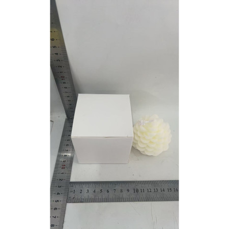 Lumanare Parfumata de Craciun,  Model Con de Pin, din Ceara de Soia, Cadou Creativ Handmade de Craciun, 7 x 6.5 x 6.5 cm, Alb