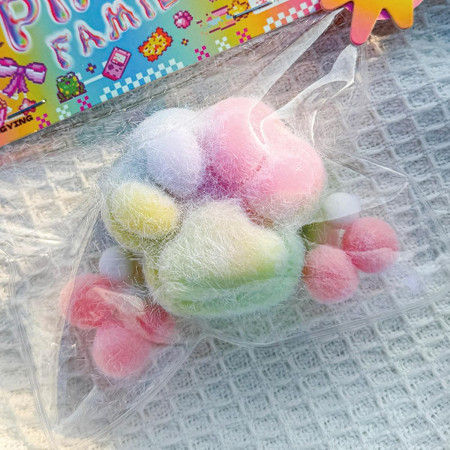 Jucarie Antistres Squishy, Cyrax, cu Revenire Lenta, Squeeze Pinch Family, Model Labuta de Pisica Pufoasa, 6x6 cm, 70g, Ambalaj Transparent, Multicolor