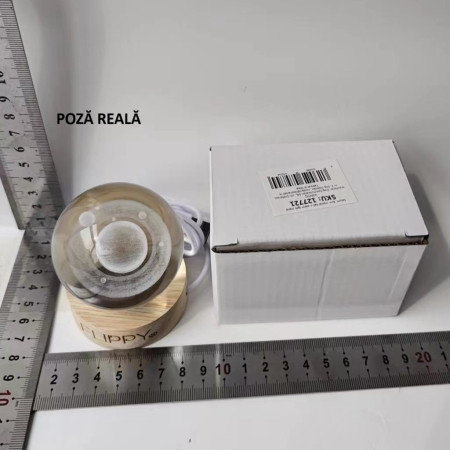 Lampa LED Decorativa,  cu Bila de Cristal cu Diametru 6cm, Model Saturn 3D, Alimentare USB, Suport din Lemn, Lumina Alb Cald